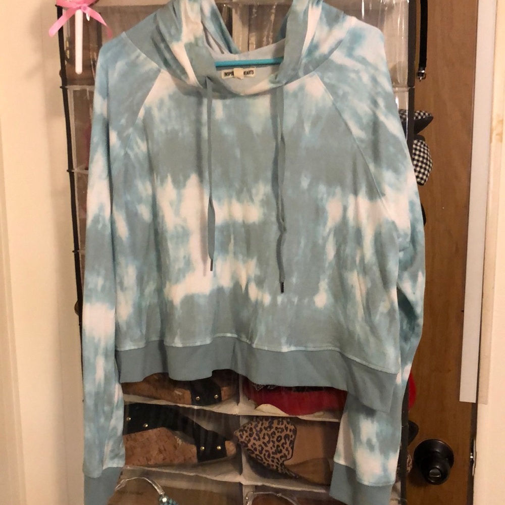 Crop top hoodie with long sleeves and hood